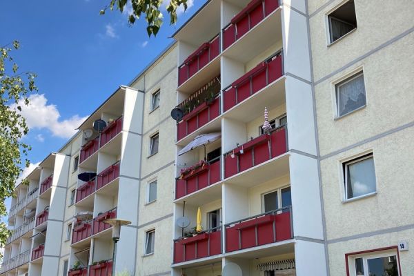 Mehrfamilienhaus mit blauen Himmel und Balkonen