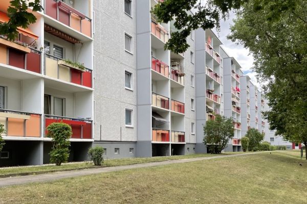 Mehrfamilienhaus mit Wiese