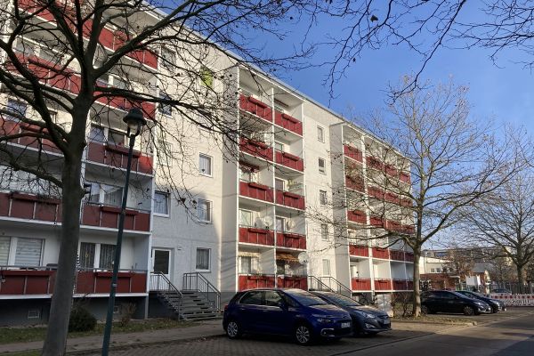 Mehrfamilienhaus und Fahrzeuge