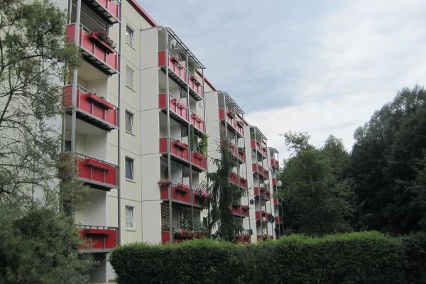 Mehrfamilienhaus mit Balkonen