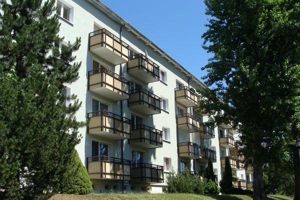 Mehrfamilienhaus und Bäume