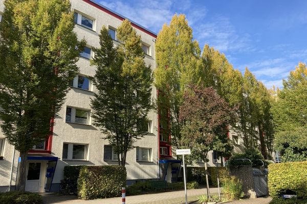 Mehrfamilienhaus mit Bäumen 