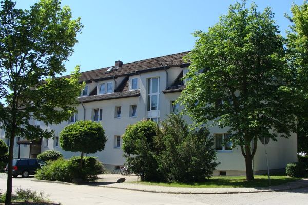 Mehrfamilienhaus mit blauen Himmel und Bäumen