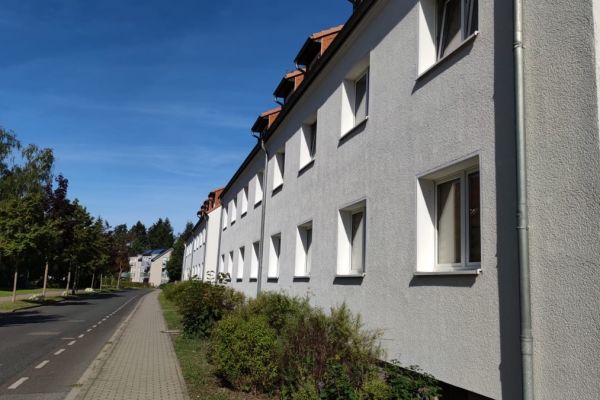 Strasse und Weg vor Haus