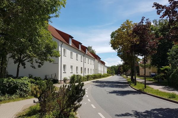 Mehrfamilienhaus mit Strasse