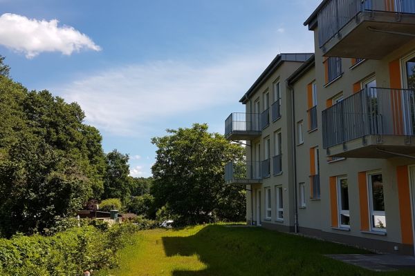 Mehrfamilienhaus mit Wiese