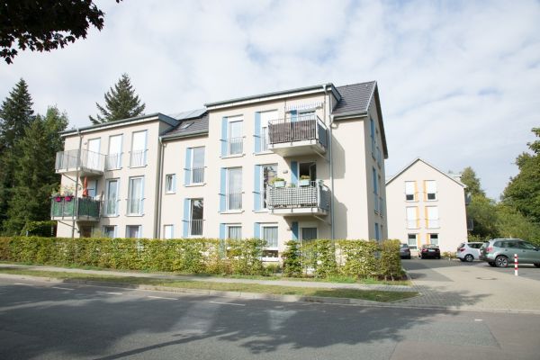 Mehrfamilienhaus mit Hecke