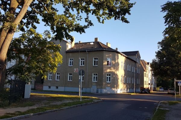 Altbau mit Strasse
