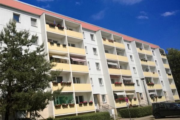 Mehrfamilienhaus und blauer Himmel