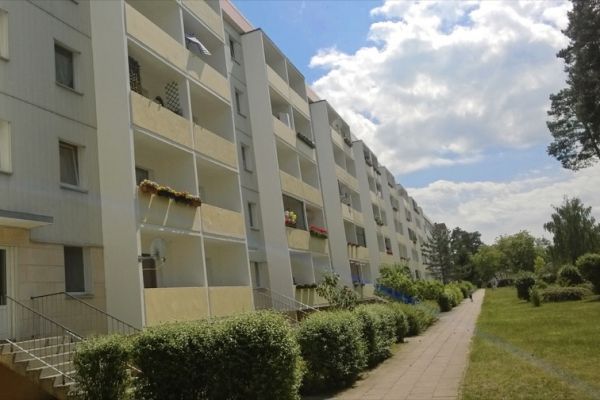 Mehrfamilienhaus mit Gehweg